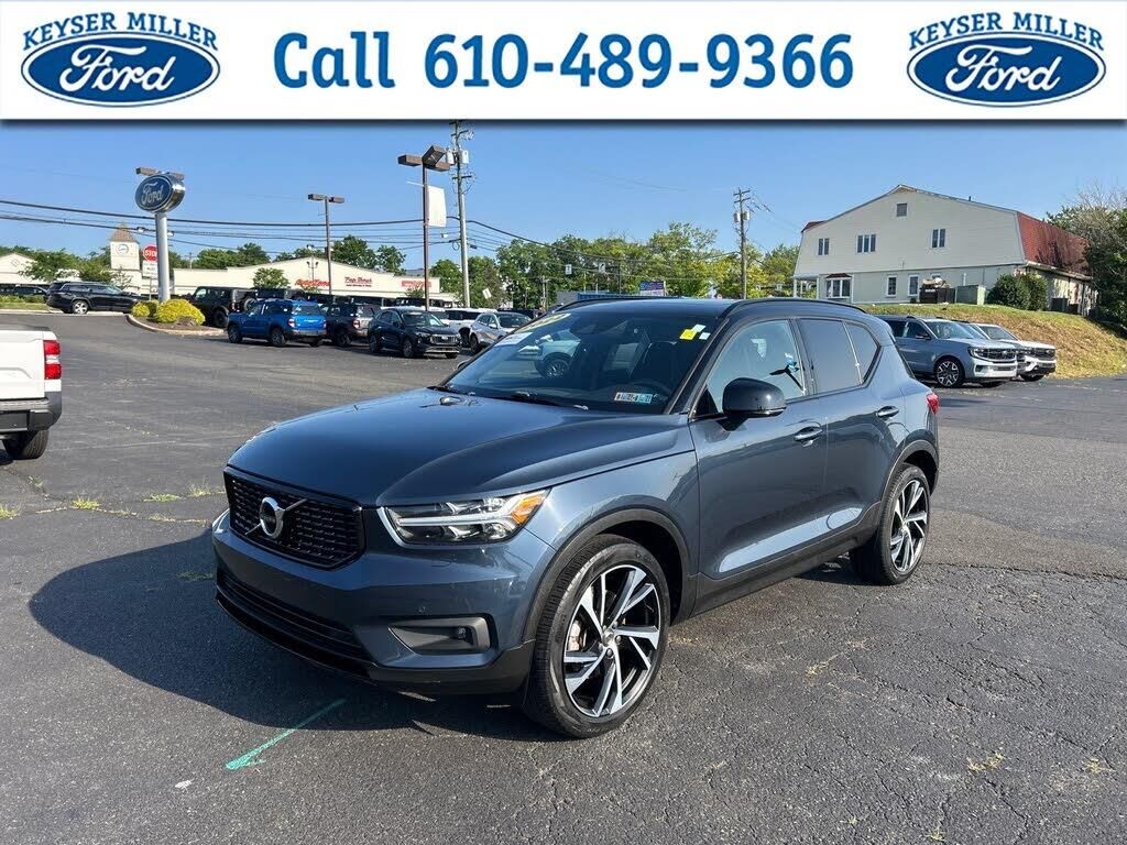 2022 Volvo XC40 T5 R-Design