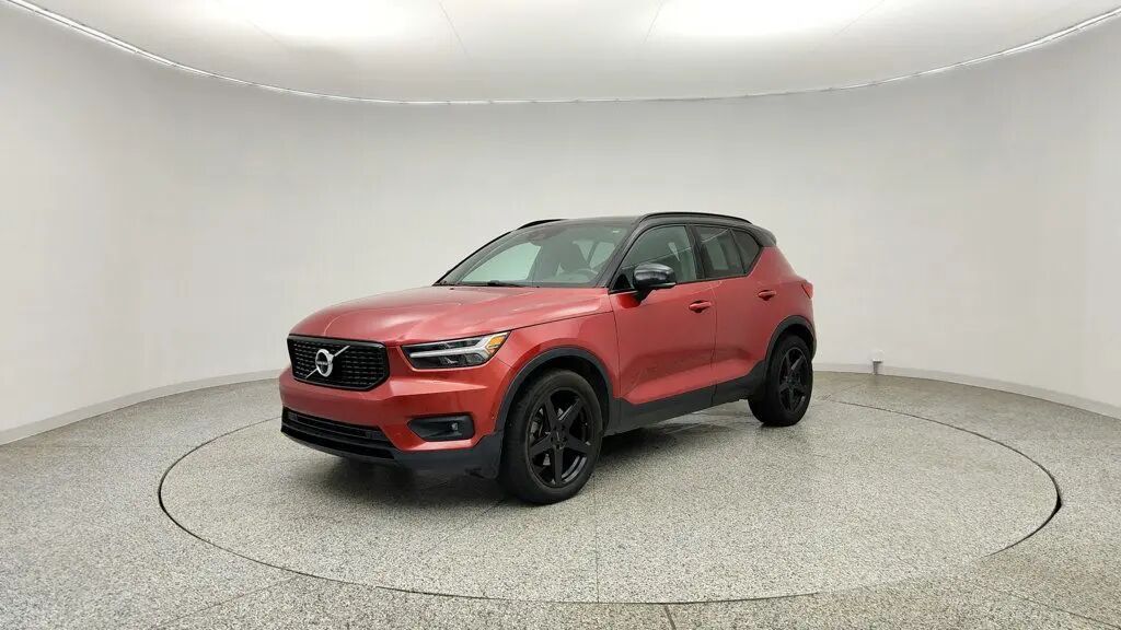 2019 Volvo XC40 T5 Momentum — photo 1 of 13