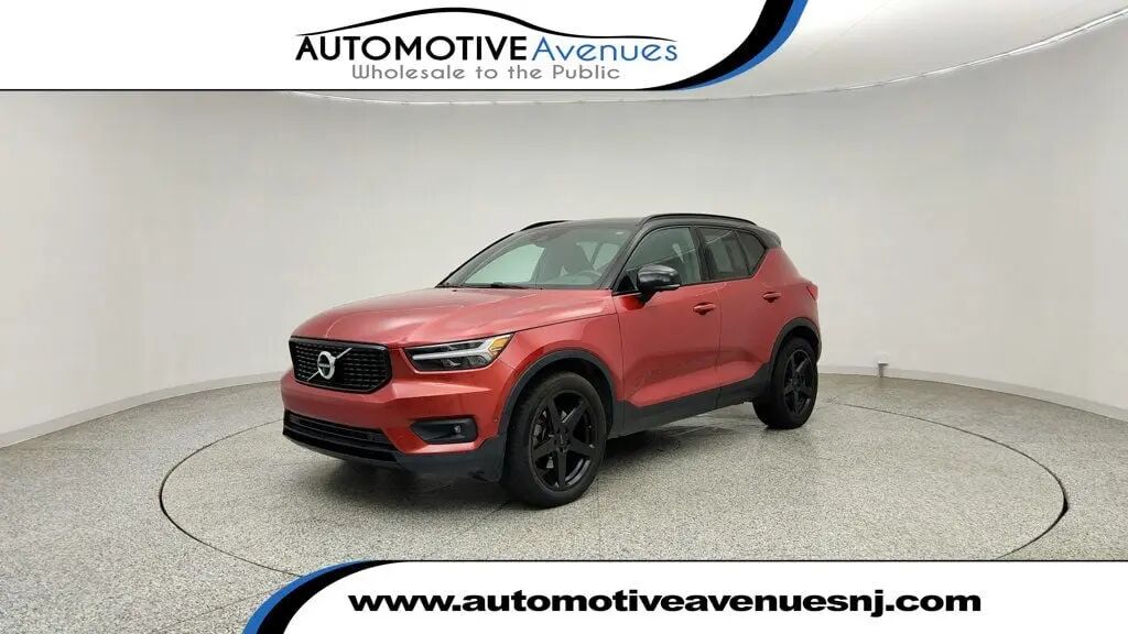 2019 Volvo XC40 T5 Momentum — photo 1 of 13