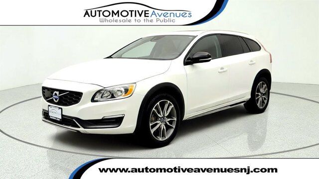 2015 Volvo V60 Cross Country T5 — photo 1 of 13