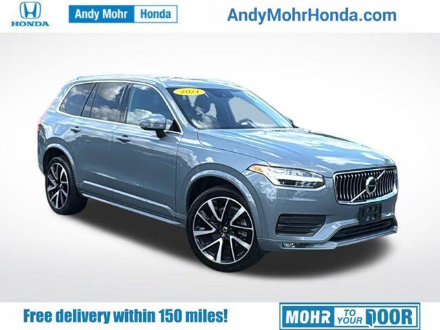 2021 Volvo XC90 Momentum — photo 1 of 13