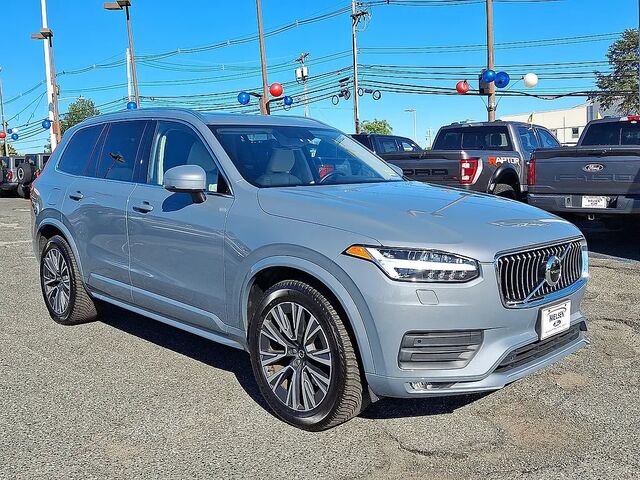 2022 Volvo XC90 T6 Momentum 6-Passenger