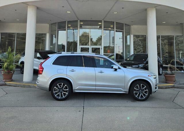 2019 Volvo XC90 T6 Momentum