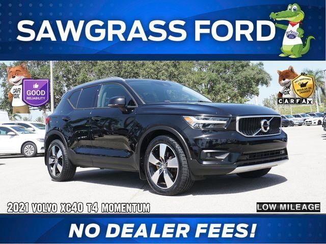2021 Volvo XC40 T4 Momentum — photo 1 of 11