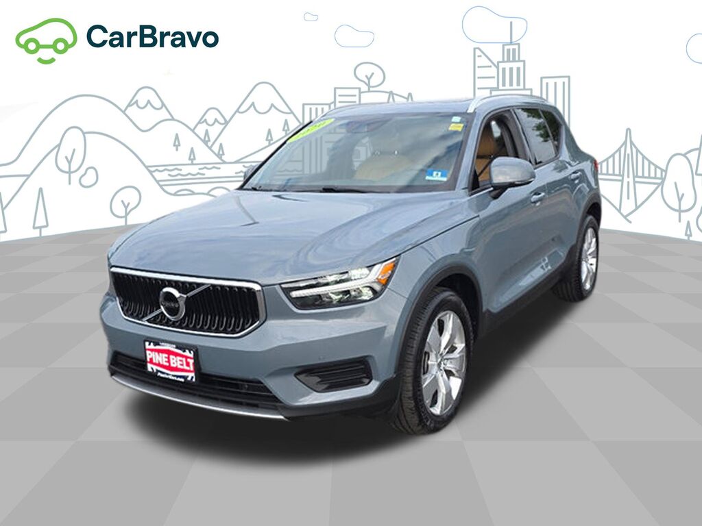2020 Volvo XC40 T4 Momentum — photo 1 of 6