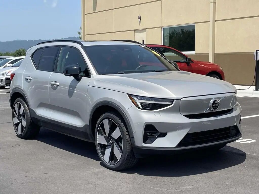 2023 Volvo XC40 Recharge Twin Ultimate — photo 1 of 13