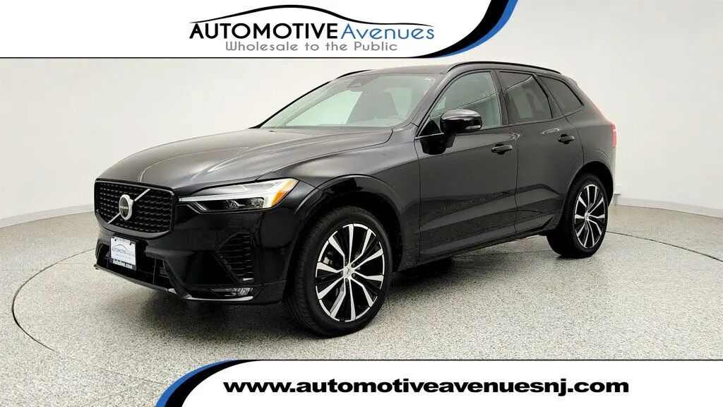 2023 Volvo XC60 B5 Plus Dark Theme — photo 1 of 13