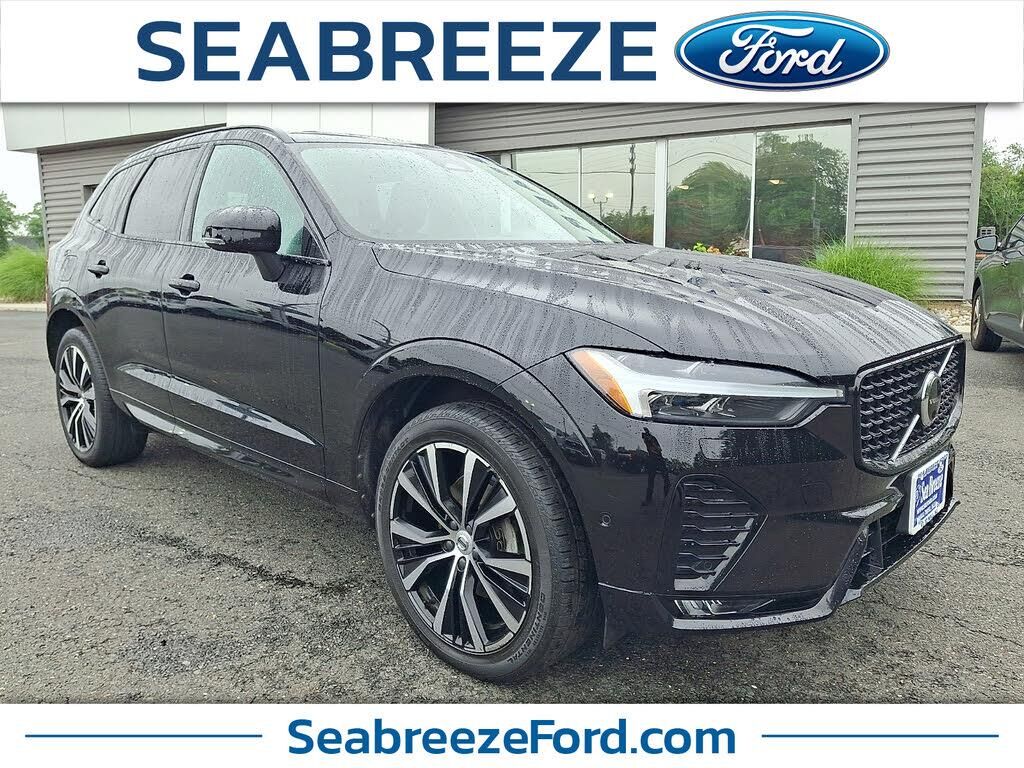 2023 Volvo XC60 B5 Ultimate Dark Theme