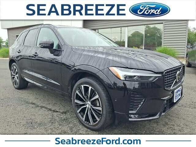 2023 Volvo XC60 B5 Ultimate Dark Theme — photo 1 of 13