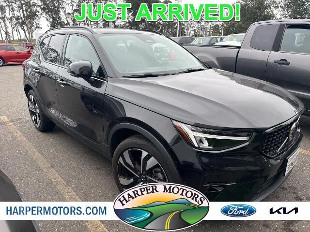 2025 Volvo XC40 B5 Plus Dark Theme