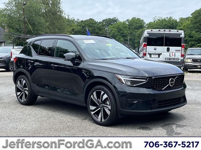 2025 Volvo XC40 B5 Plus Dark Theme