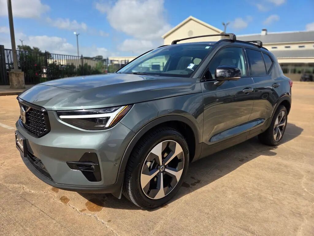 2026 Volvo XC40 B5 Plus