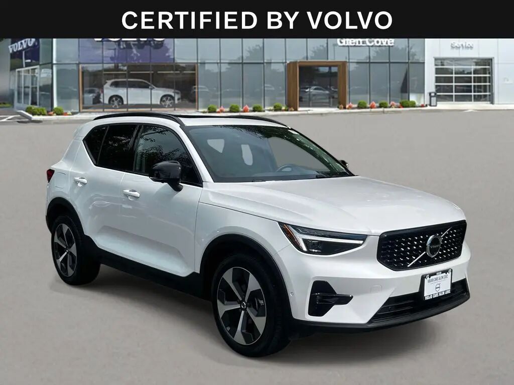 2026 Volvo XC40 B5 Plus — photo 1 of 13