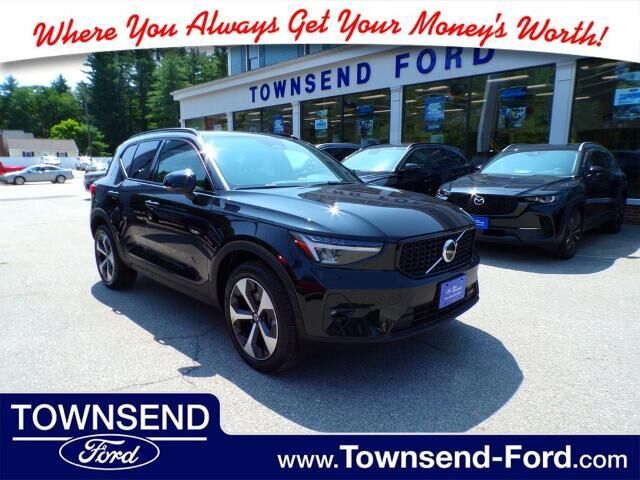 2025 Volvo XC40 B5 Plus Dark Theme