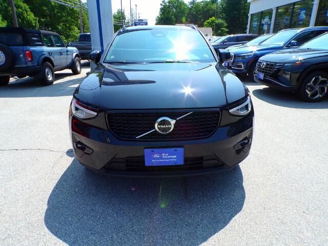 2025 Volvo XC40 B5 Plus Dark Theme