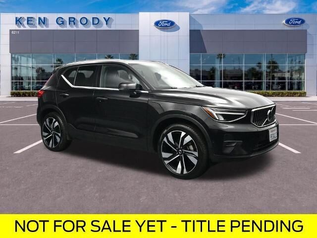 2025 Volvo XC40 B5 Plus Bright Theme