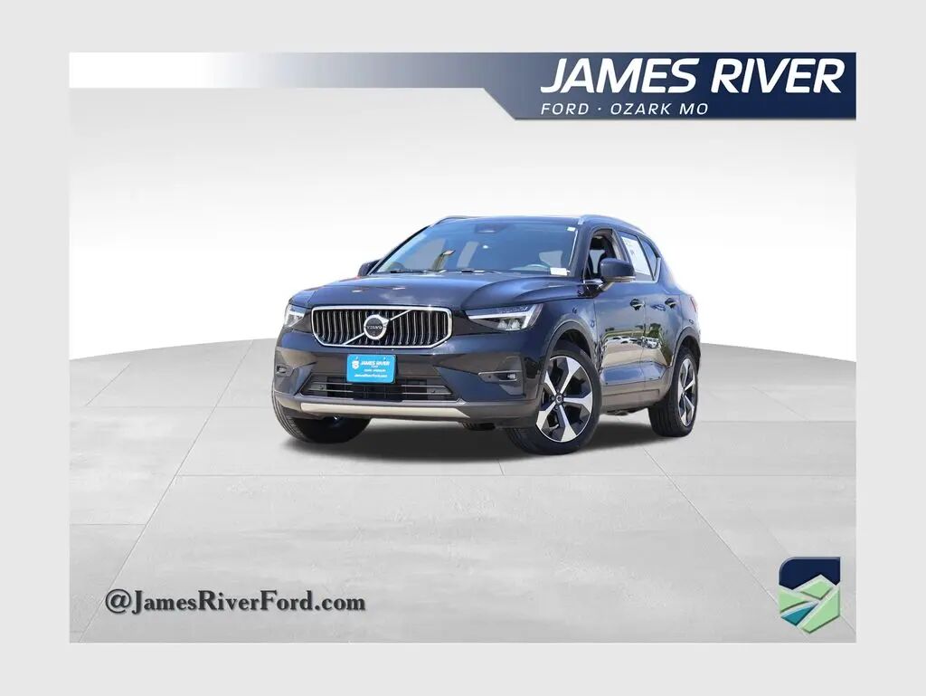 2025 Volvo XC40 B5 Plus Bright Theme — photo 1 of 13