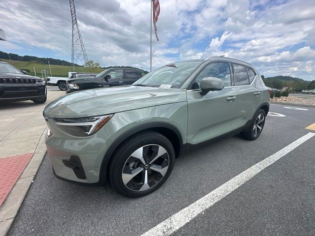 2025 Volvo XC40 B5 Plus Bright Theme