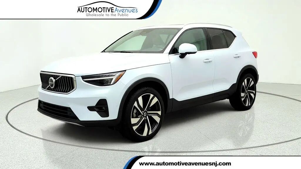 2024 Volvo XC40 B5 Plus Bright Theme