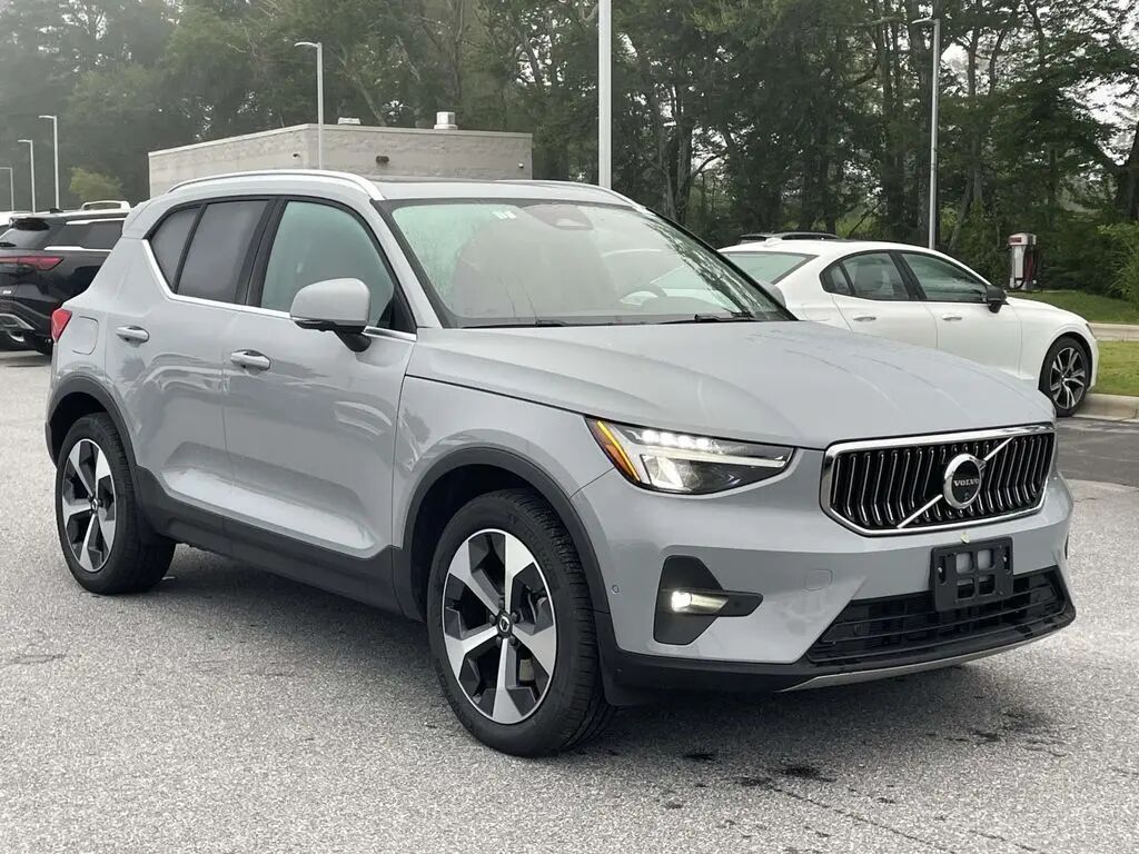 2025 Volvo XC40 B5 Plus Bright Theme — photo 1 of 13