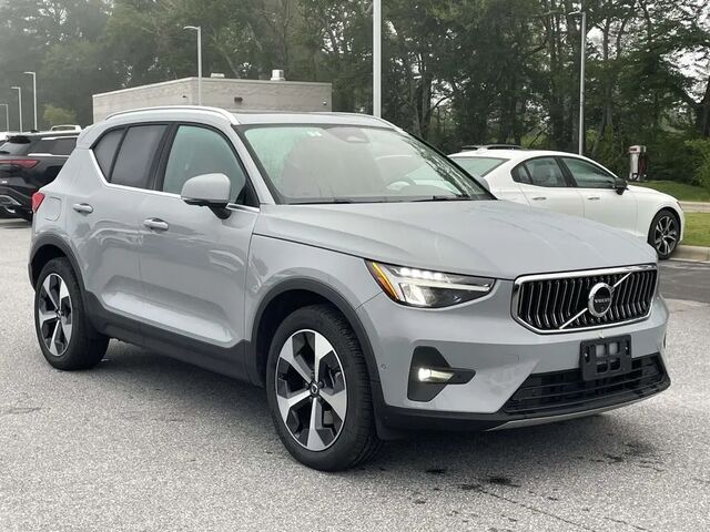2025 Volvo XC40 B5 Plus Bright Theme