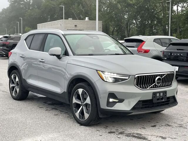 2025 Volvo XC40 B5 Plus Bright Theme
