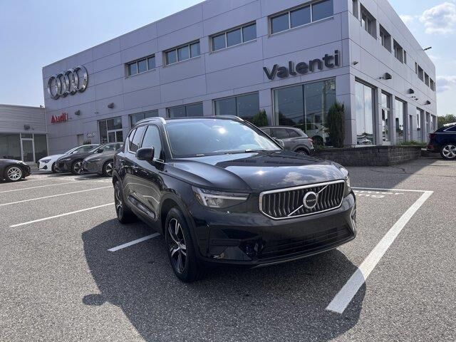 2025 Volvo XC40 B5 Core Bright Theme