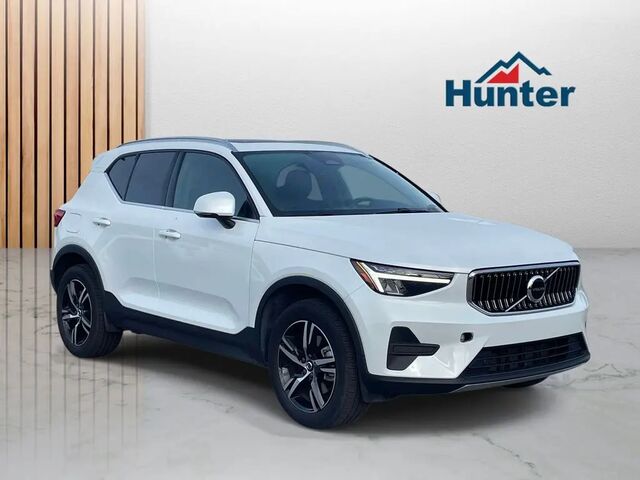 2025 Volvo XC40 B5 Core Bright Theme