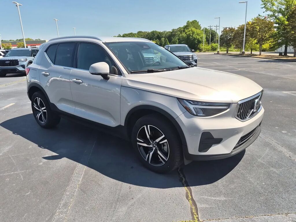 2025 Volvo XC40 B5 Core Bright Theme — photo 1 of 13