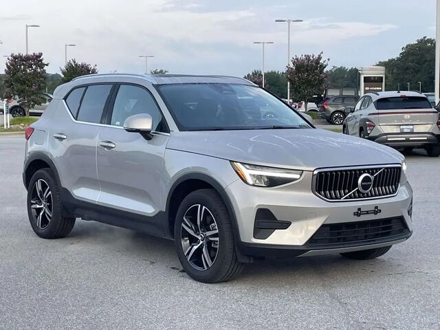 2025 Volvo XC40 B5 Core Bright Theme