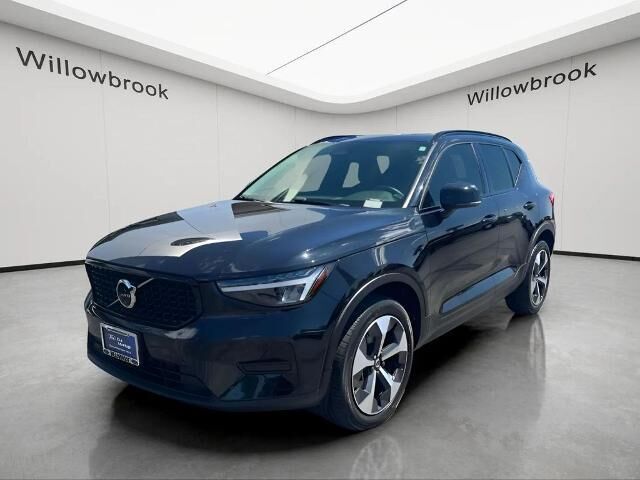 2024 Volvo XC40 B5 Core Bright Theme — photo 1 of 13
