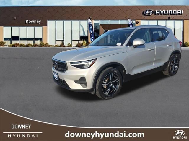 2024 Volvo XC40 B5 Core Bright Theme — photo 1 of 13