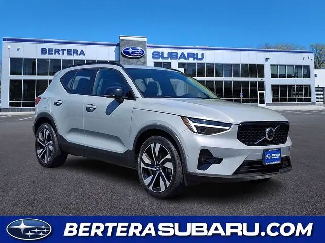 2024 Volvo XC40 B5 Plus Dark Theme