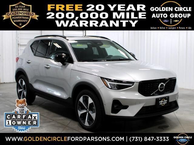 2024 Volvo XC40 B5 Plus Dark Theme — photo 1 of 2