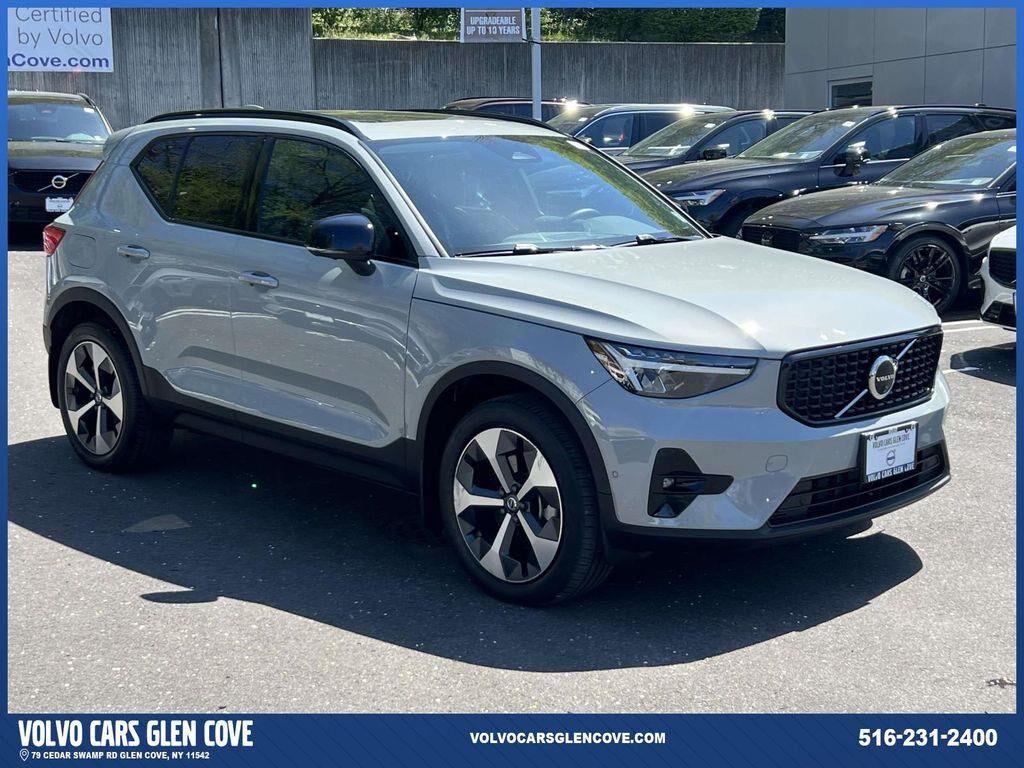 2024 Volvo XC40 B5 Plus Dark Theme — photo 1 of 5
