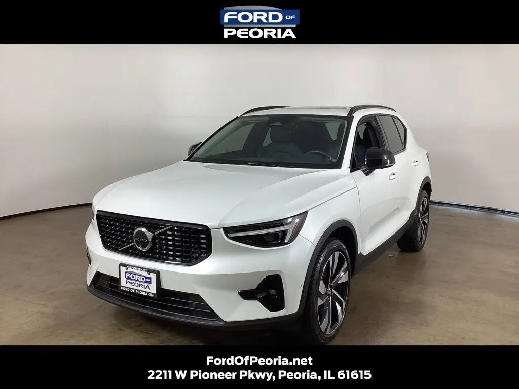 2024 Volvo XC40 B5 Plus Dark Theme — photo 1 of 13