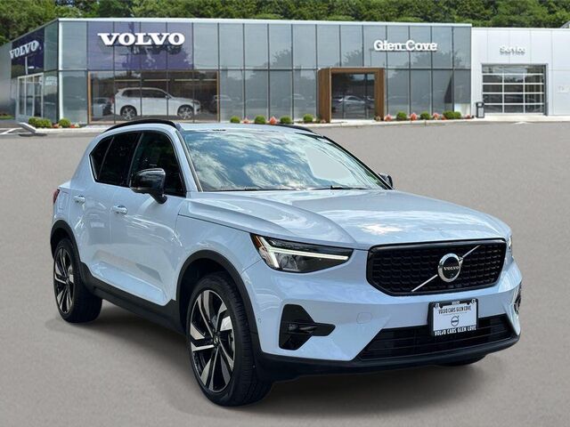 2024 Volvo XC40 B5 Plus Dark Theme