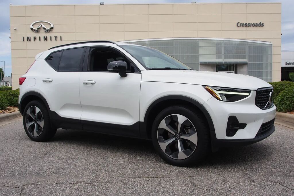 2023 Volvo XC40 B5 Plus Dark Theme — photo 1 of 13