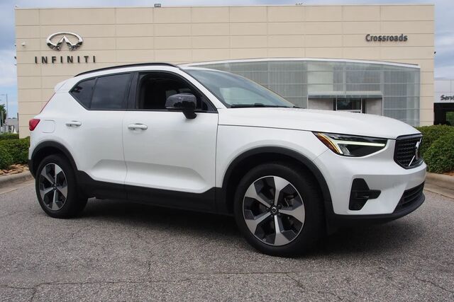 2023 Volvo XC40 B5 Plus Dark Theme