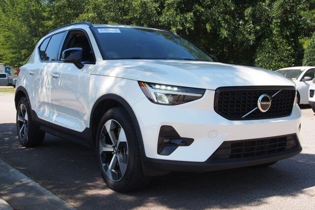 2023 Volvo XC40 B5 Plus Dark Theme — photo 1 of 13