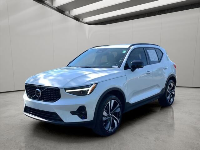 2024 Volvo XC40 B5 Ultimate Dark Theme