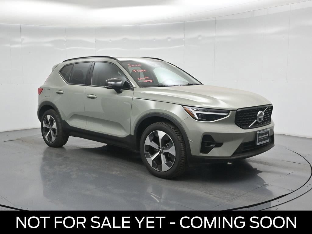 2023 Volvo XC40 B5 Ultimate Dark Theme — photo 1 of 1