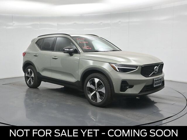 2023 Volvo XC40 B5 Ultimate Dark Theme