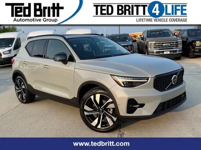 2025 Volvo XC40 B5 Ultra Dark Theme