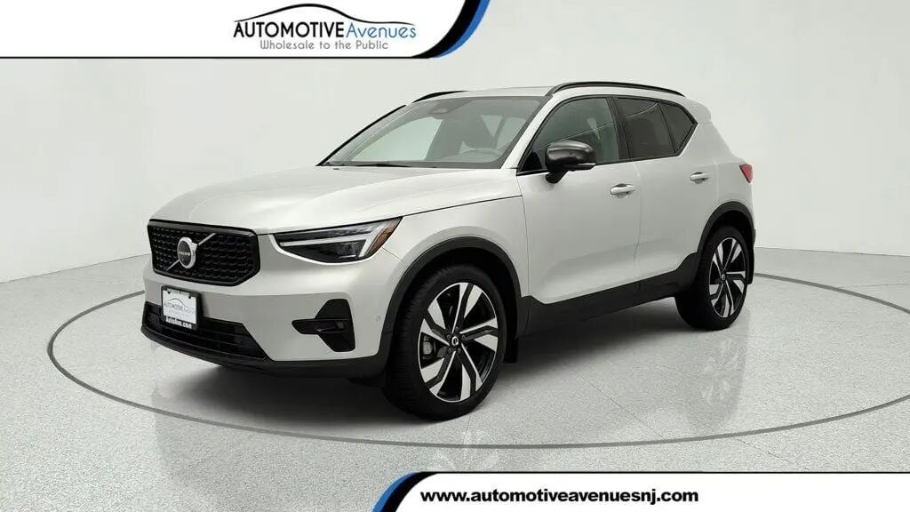 2025 Volvo XC40 B5 Ultra Dark Theme