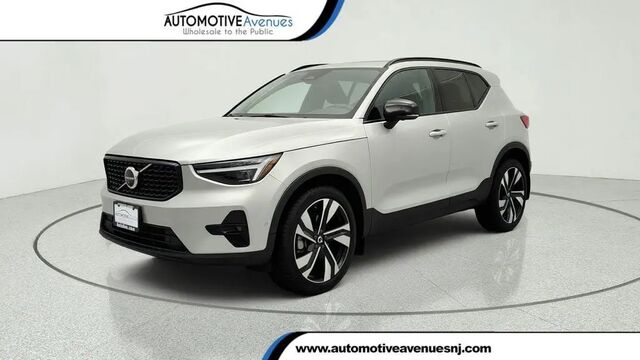 2025 Volvo XC40 B5 Ultra Dark Theme