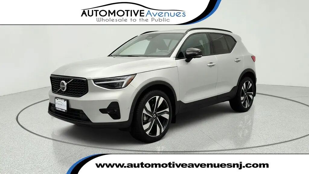 2025 Volvo XC40 B5 Ultra Dark Theme — photo 1 of 13