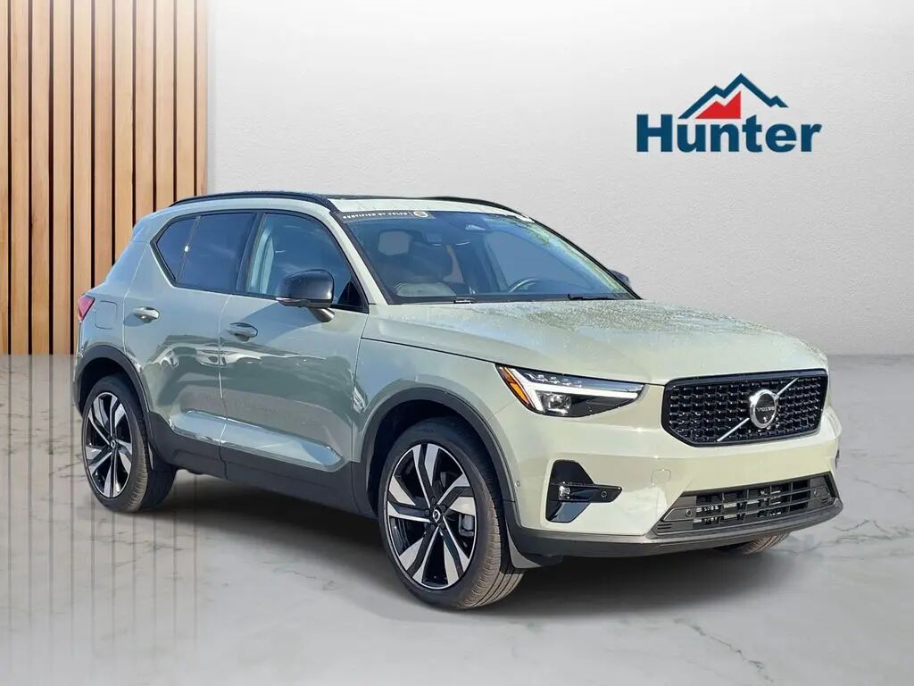 2025 Volvo XC40 B5 Ultra Dark Theme — photo 1 of 25