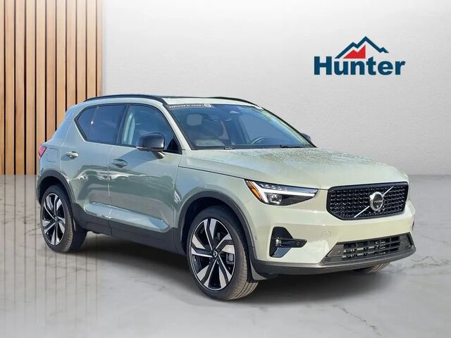 2025 Volvo XC40 B5 Ultra Dark Theme