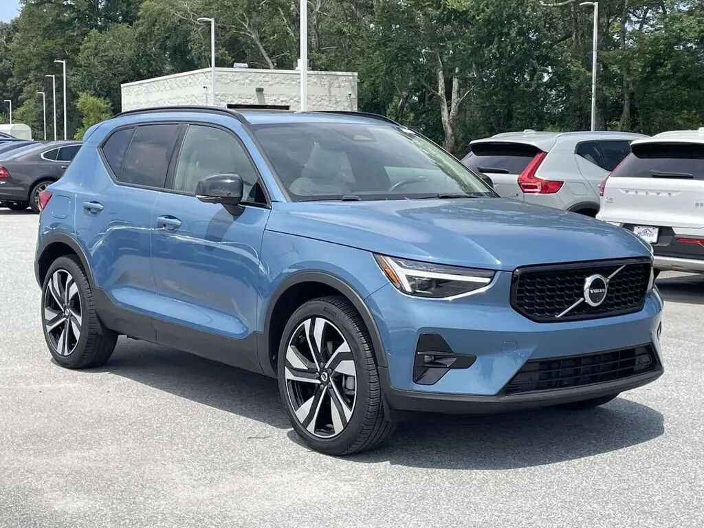 2025 Volvo XC40 B5 Ultra Dark Theme — photo 1 of 26